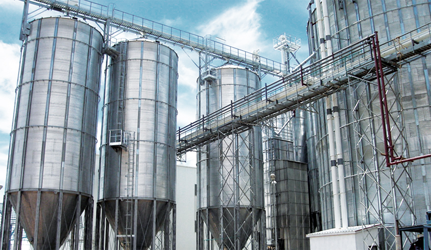 AGI-FRAME FC Hopper bottom storage Silos offer versatility, fast assembly and a low cost per tonne. The use of hoppers is the best solution for frequent product unloading cycles without leaving residual material in the silo, minimizing the use of mechanical unloading equipment.