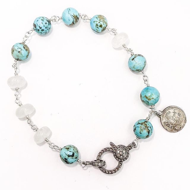 Oiejewelry's tweet image. Kingman Mountain Turquoise, Moonstone &amp;amp; a tiny 1800s 1/4 Real silver coin &amp;amp; sterling silver &amp;amp; diamond clasp #bracletoftheday #style2018 #fashion2018 #jewelrytrends ift.tt/2ES1yIJ