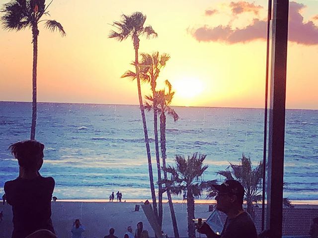 canopybrand's tweet photo. New office? #agencylife #bicoastal #creativity #ideaswithoutborders https://t.co/gPVsP9hsac