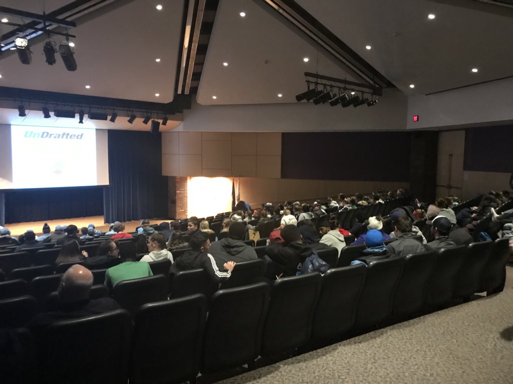 UNDRAFTED_EFISH's tweet photo. A few mins before tonightโs @OnondagaLazers keynote. 250 #studentathletes very attentive. You could hear a pin drop. Thank you for listening. #collegespeaker #UnDrafted #LifeCON #preventdui #blessed #motivationalspeaker https://t.co/REBgiqsUkZ