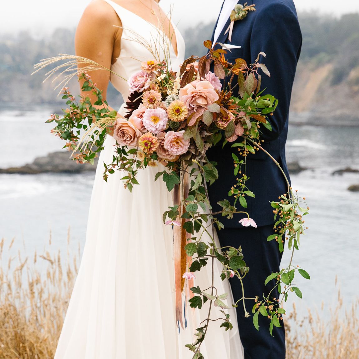 Oh me, oh my! Can we take a moment to appreciate that billowing bouquet from Eothen?! All those dusty rose pops + the golden tones to complement the hills of Mendocino! Details #onGWS: buff.ly/2Gu0Q1D