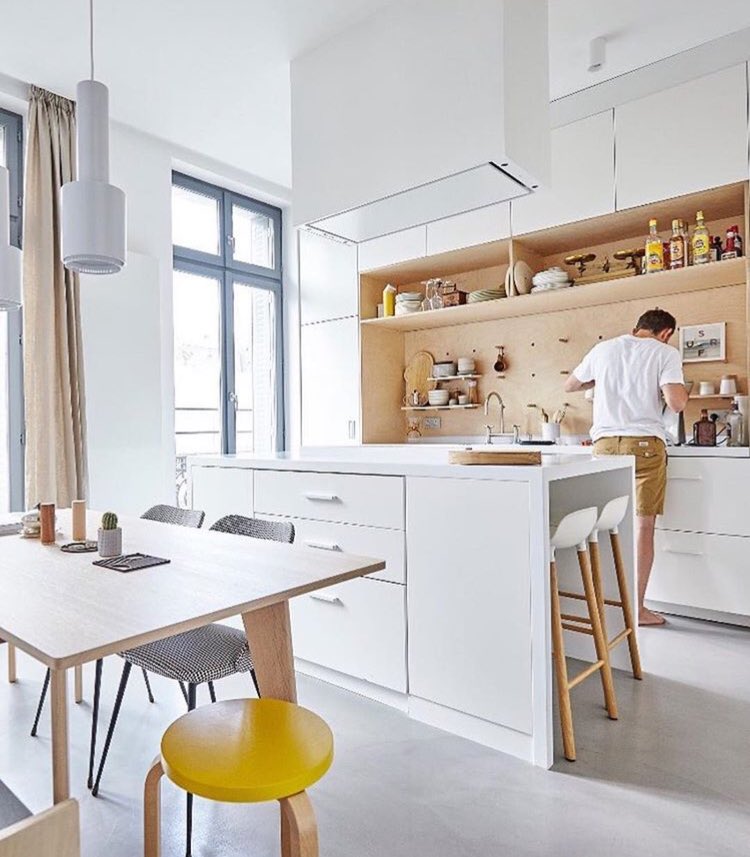 lifeedited's tweet image. We’re big fans of the customizable kitchen shelf pegboard in this 538 ft² Parisian home located on @behomm_com