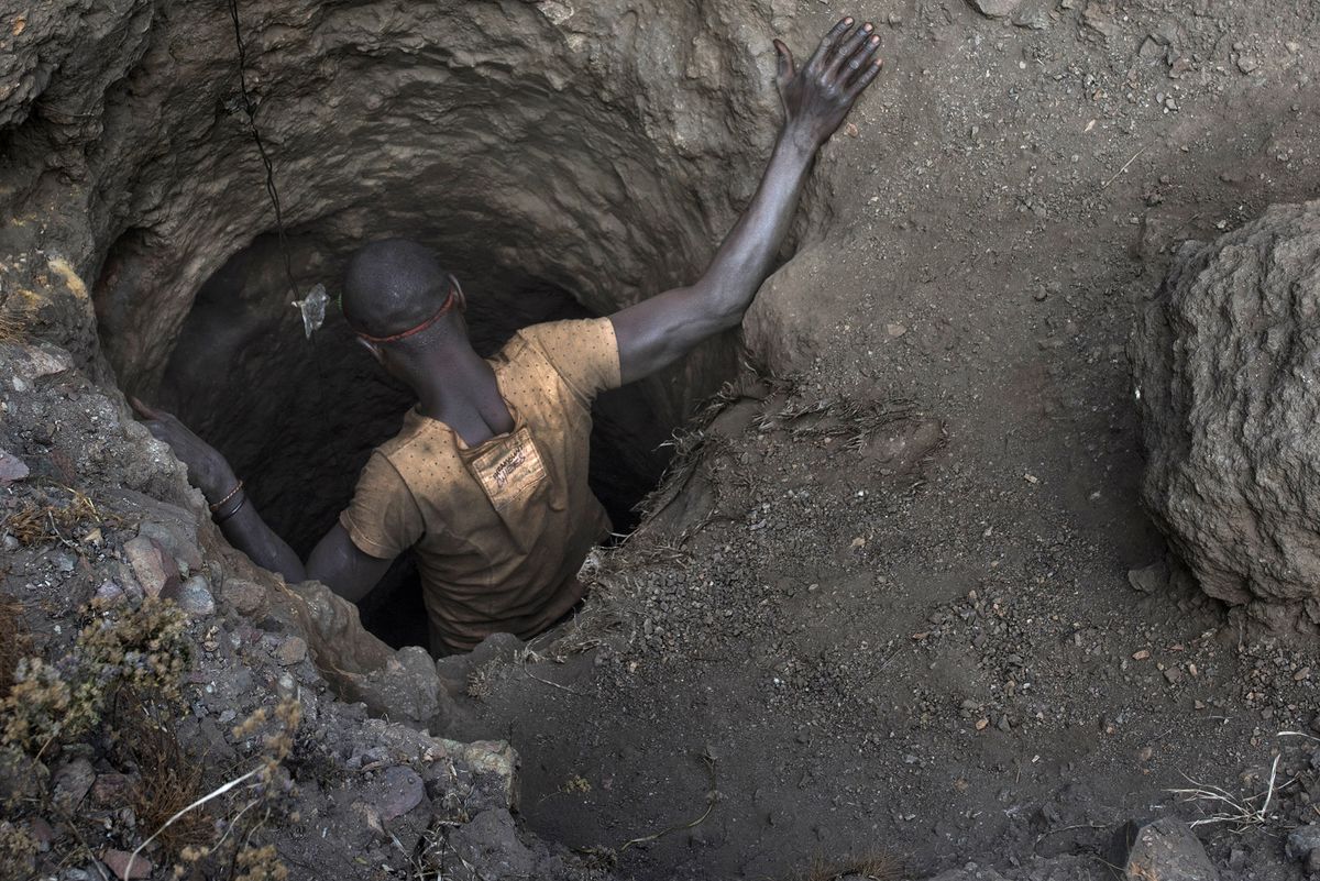 There's a dark side to the electric-car boom. Some mines that produce battery ingredients are linked to child labor bloom.bg/2sGMvNm