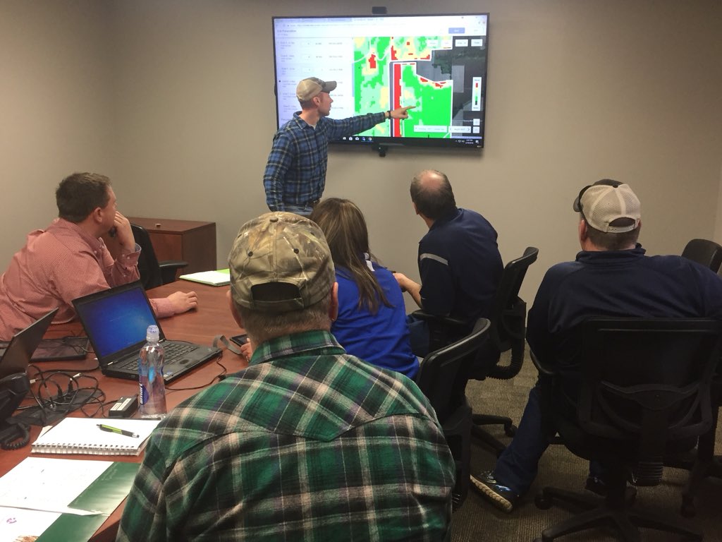 DanBeckman4's tweet photo. So awesome when you can work with great people to learn from each other and provide solutions to take yield to the next level! Thank you Niebrugge Pork Farm! So ready to chase yields in #Plant18
#MultiHybrid #VRTPopulations #MyFarmMyYield #SILYieldchasers https://t.co/C7bVTXaRsJ