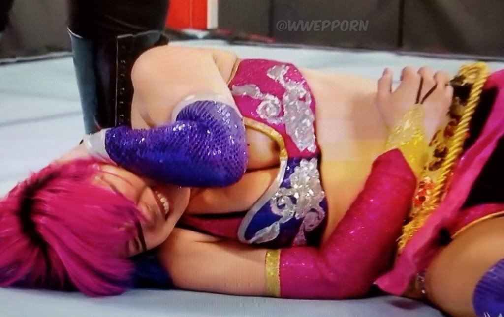 BREAKING: Asuka's no nip-slip streak comes to an end... 