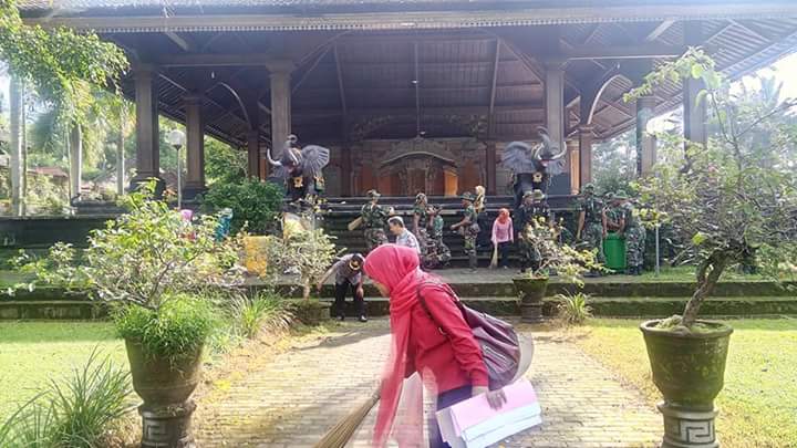 mpujayaprema's tweet photo. Patung Pura Semeru Agung Lumajang Sabtu lalu dikapak orang. Polisi masih usut kasusnya. Gak ada yg marah2. Malah umat lintas agama, kebanyakan muslim sekitar pura kerja bakti bersih2 di pura. 
#gakMempanDiadudomba https://t.co/5horC7m8NH
