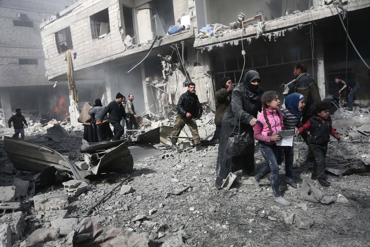 CEARefugio's tweet photo. Decenas de muertos ayer en #Ghouta, muchos de ellos niños y niñas. Otro día de horror en Siria y van ya más de 2.500 días.

¡DE ESTO HUYEN! 
#Refugiados #AcogidaYa

📸@abdfree2 @afpfr https://t.co/LZKwtBkpzm