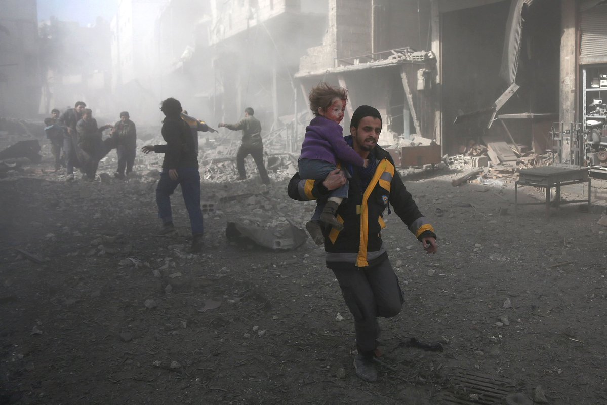 CEARefugio's tweet photo. Decenas de muertos ayer en #Ghouta, muchos de ellos niños y niñas. Otro día de horror en Siria y van ya más de 2.500 días.

¡DE ESTO HUYEN! 
#Refugiados #AcogidaYa

📸@abdfree2 @afpfr https://t.co/LZKwtBkpzm