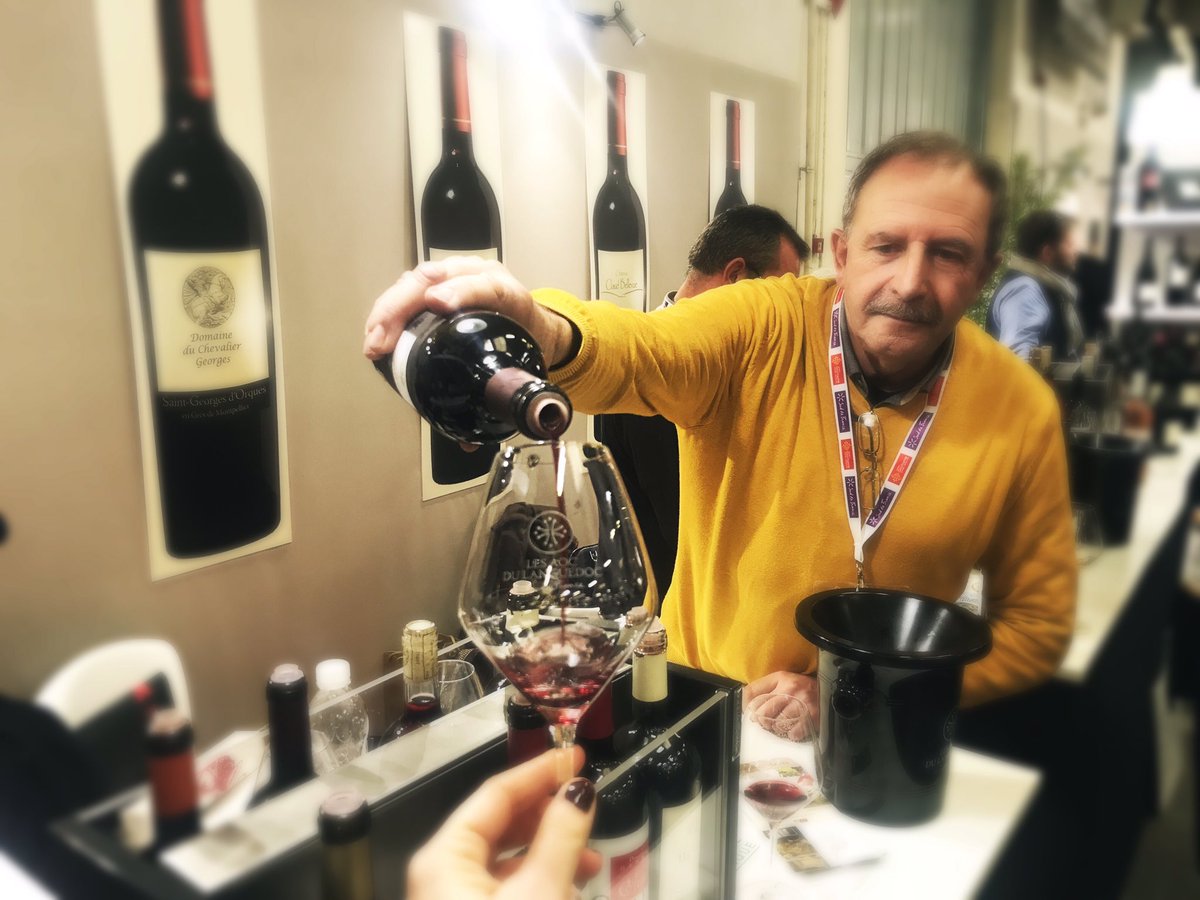 Extension du coude en souplesse pour cette dernière journée de #VINISUD2018 ! Laurence et moi vous attendons sur notre stand A4/D66 ainsi que sur l'espace de <a href="/WineMosaic/">WineMosaic</a> ! À tout de suite !