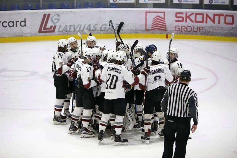 hsrigahockey's tweet photo. Fotomirkļi no vakardienas #hsriga2001 uzvaras 5:2 viesos pār HK "Mārupe", kas deva pirmo vietu 1. līgas regulārajā sezonā #hsriga #Vienakomanda #Lauvāsuzvarasspēks https://t.co/WtVjrcxGaF