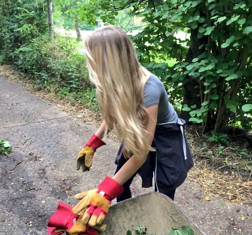 mhshomes's tweet photo. Our comms team visited @Foal_Farm in Biggin Hill last year, to help them clear their driveway ππ All of our staff spend a day volunteering each year, it's for our #DayforKent scheme. #volunteering #charityTuesday #TuesdayThoughts #Kent *SB https://t.co/32ylvzIXPb