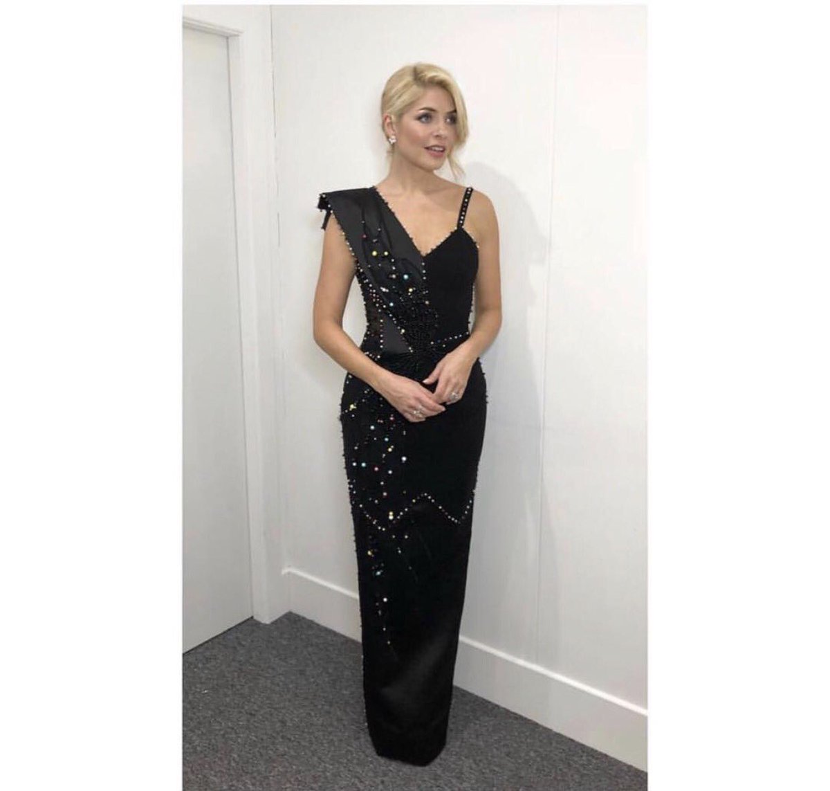 The incredibly elegant <a href="/hollywills/">Holly Willoughby</a> turns up the heat in a glamorous #BASILSODA RTW SS18 pearl encrusted black dress for a live telecast of <a href="/dancingonice/">Dancing on Ice</a> by <a href="/ITV/">ITV</a> 
Styled by <a href="/ANGIESMITHSTYLE/">Angie Smith</a> 
#SpiritOfClouds