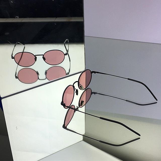 Red Hot Sunday 💋 meet Freddy - Superthin oval matt black w/ red flat lenses 🌶 #beindependenteverywhere #italiaindependent #artwear