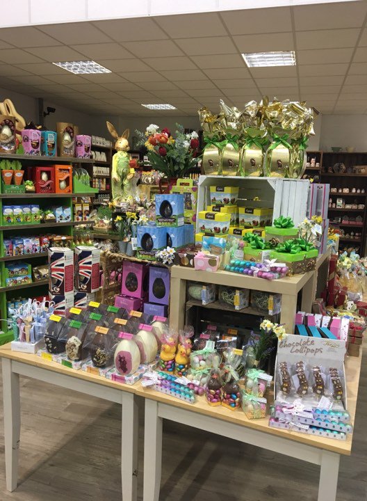 sarundschocs's tweet photo. #DisplayOfTheDay has to go to these wonderful #Easter #Displays in @DunbarGC! 🐣🍫

https://t.co/kNvHIgqKVw 

#Confectionery #Chocolate #EasterEggs #Sweets https://t.co/zi2HKzQ097