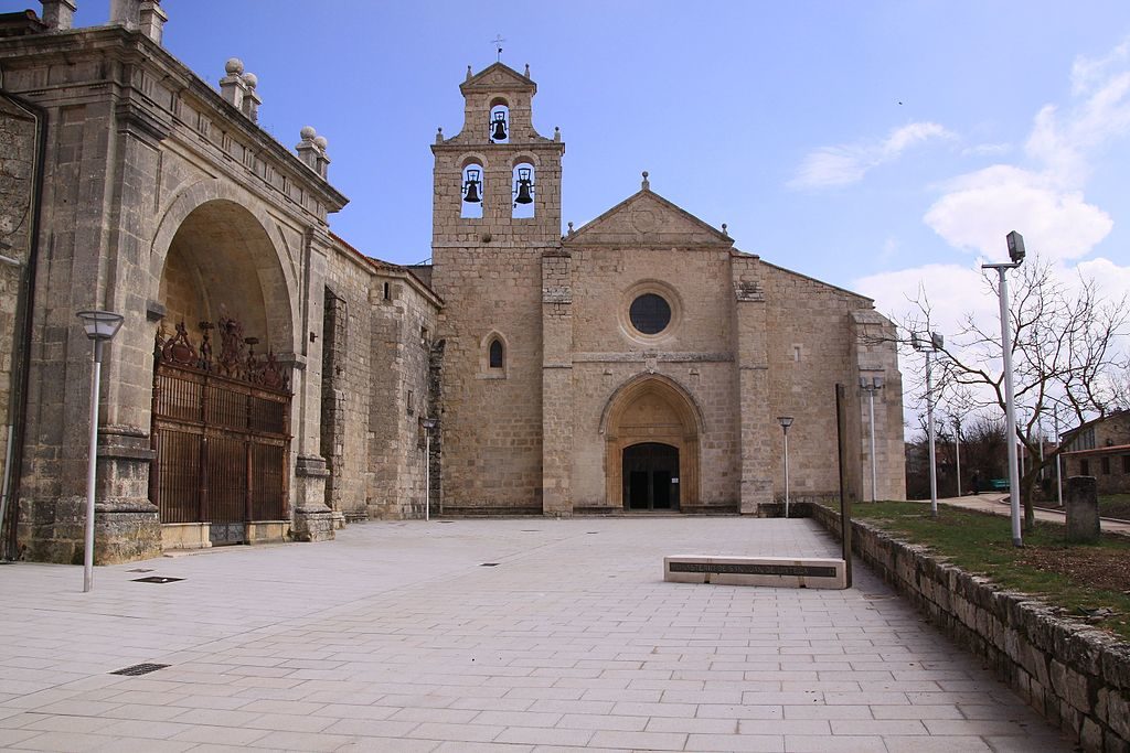elcaminocorreos's tweet photo. RT @ArteTrabajo: Monasterio de San Juan de Ortega, Burgos. Originario del siglo XII, tiene una cabecera que sigue las pautas tardo-románicas. Desde el crucero hasta los pies es obra del siglo XV. Es uno de los puntos más emblemáticos del Camino de Santiago. #cmmm https://t.co/g4AgaLYxLO