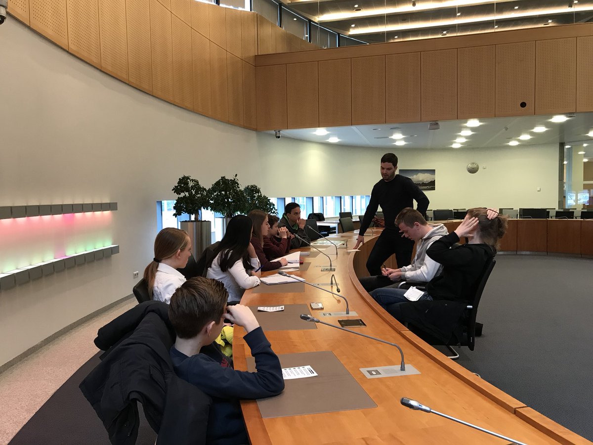 Belangrijk om jongeren kennis te laten maken met politiek, vanochtend waren leerlingen van het Hooghuis te gast op het gemeentehuis. Onze nummer twee <a href="/LuukOrNo/">Luuk Verstegen</a> praatte ze bij over onze speerpunten voor de verkiezingen en de komende vier jaar