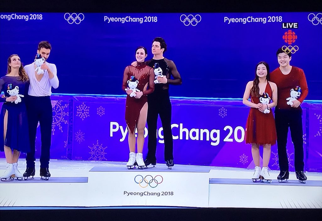 MelsBells89's tweet photo. Yup, I bawled my eyes out the minute they started their routine till the minute they were up on that podium. 😭🥇🇨🇦⛸❤️#Gold #TessaAndScott #TeamCanada #FigureSkating #PyeongChang2018 https://t.co/UneIZNT3kc