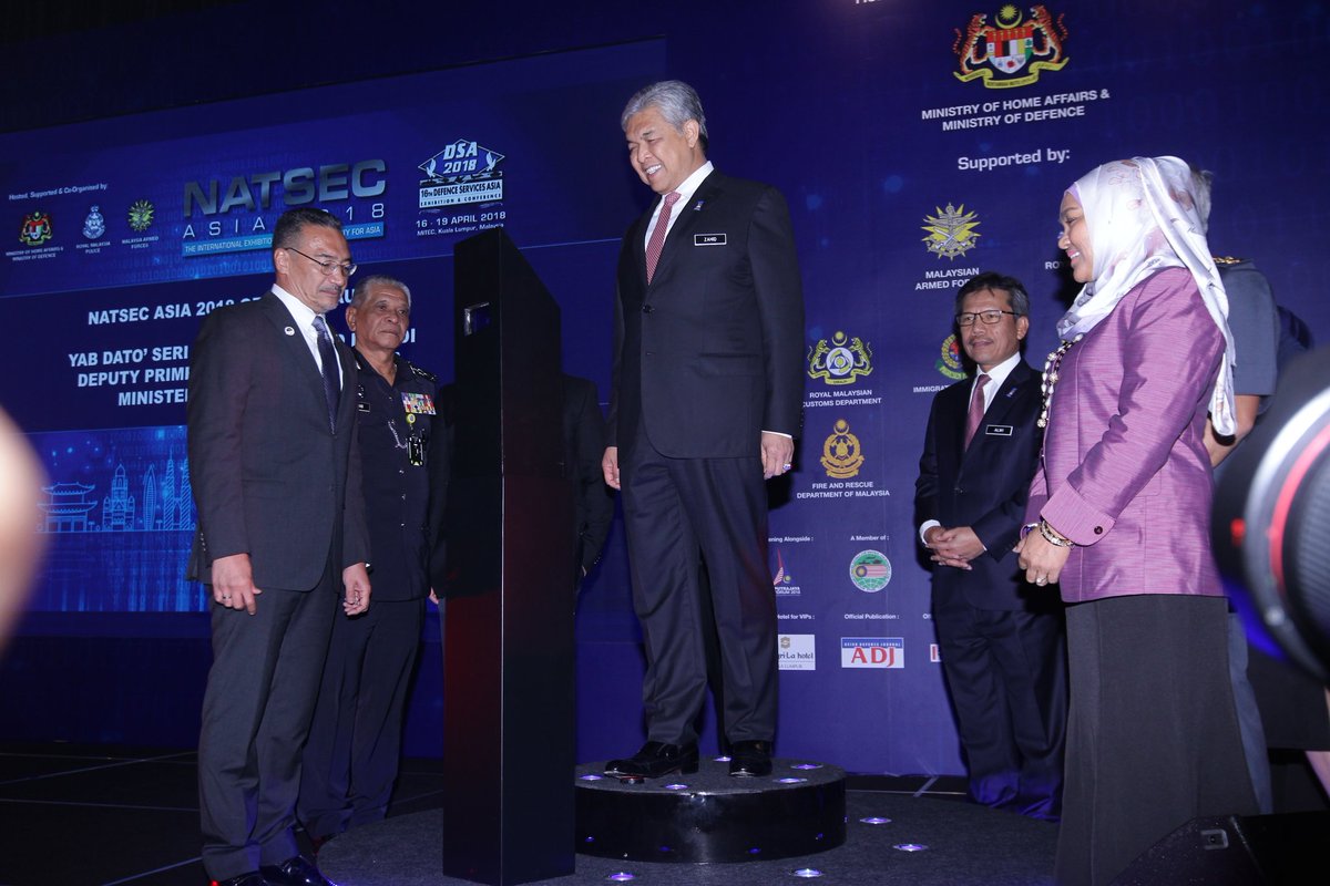 MINDEFMalaysia's tweet photo. Pameran Antarabangsa Mengenai Keselamatan Negara Rantau Asia (NATSEC) 2018 disempurnakan oleh TPM &amp; Menteri Dalam Negeri, YAB DS Dr. @Zahid_Hamidi di Pusat Pameran &amp; Perdagangan Antarabangsa Malaysia (MITEC).Turut hadir pada perasmian ini, DS @HishammuddinH2O .
#PerkasaPerwira https://t.co/ZUvt5oHVrX