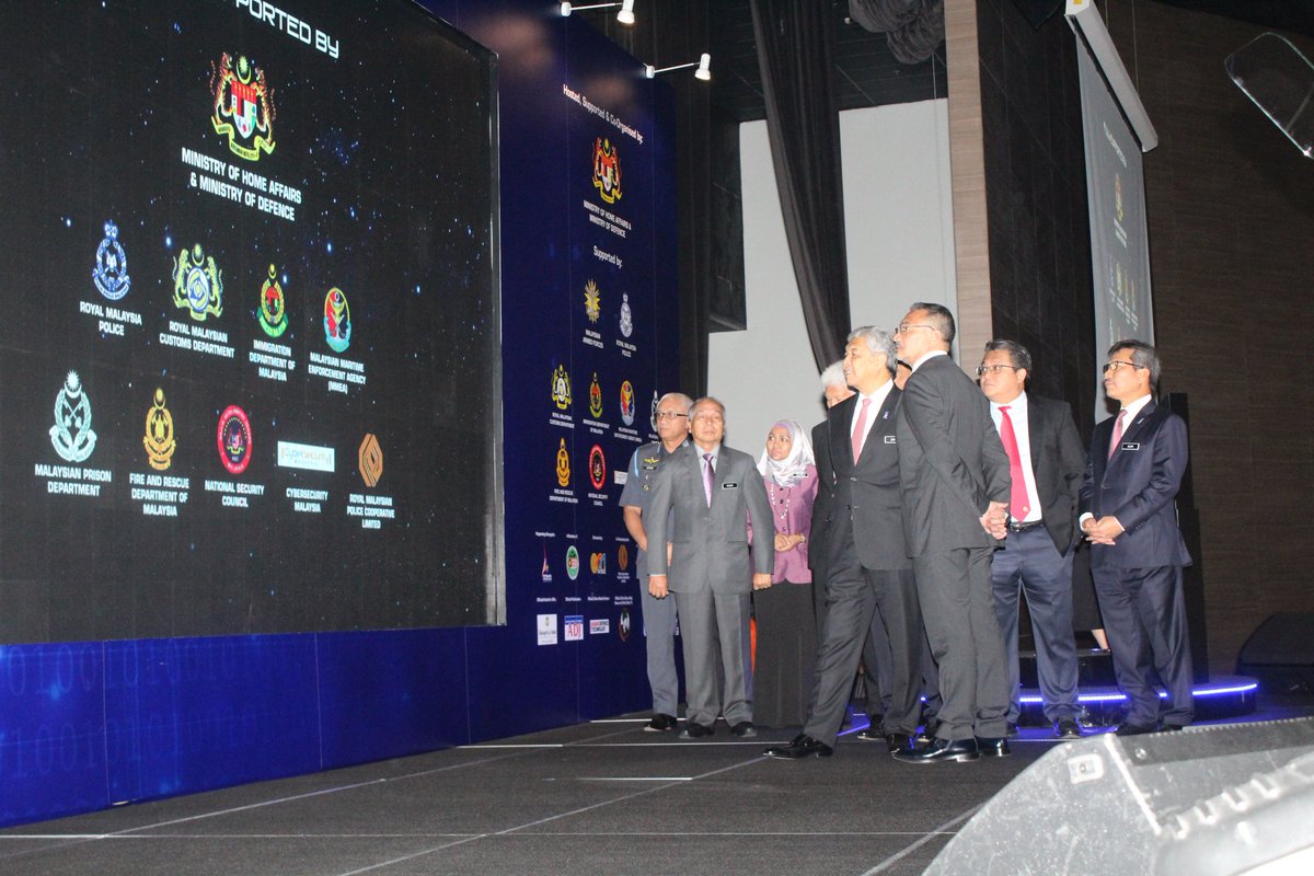 MINDEFMalaysia's tweet photo. Pameran Antarabangsa Mengenai Keselamatan Negara Rantau Asia (NATSEC) 2018 disempurnakan oleh TPM &amp; Menteri Dalam Negeri, YAB DS Dr. @Zahid_Hamidi di Pusat Pameran &amp; Perdagangan Antarabangsa Malaysia (MITEC).Turut hadir pada perasmian ini, DS @HishammuddinH2O .
#PerkasaPerwira https://t.co/ZUvt5oHVrX