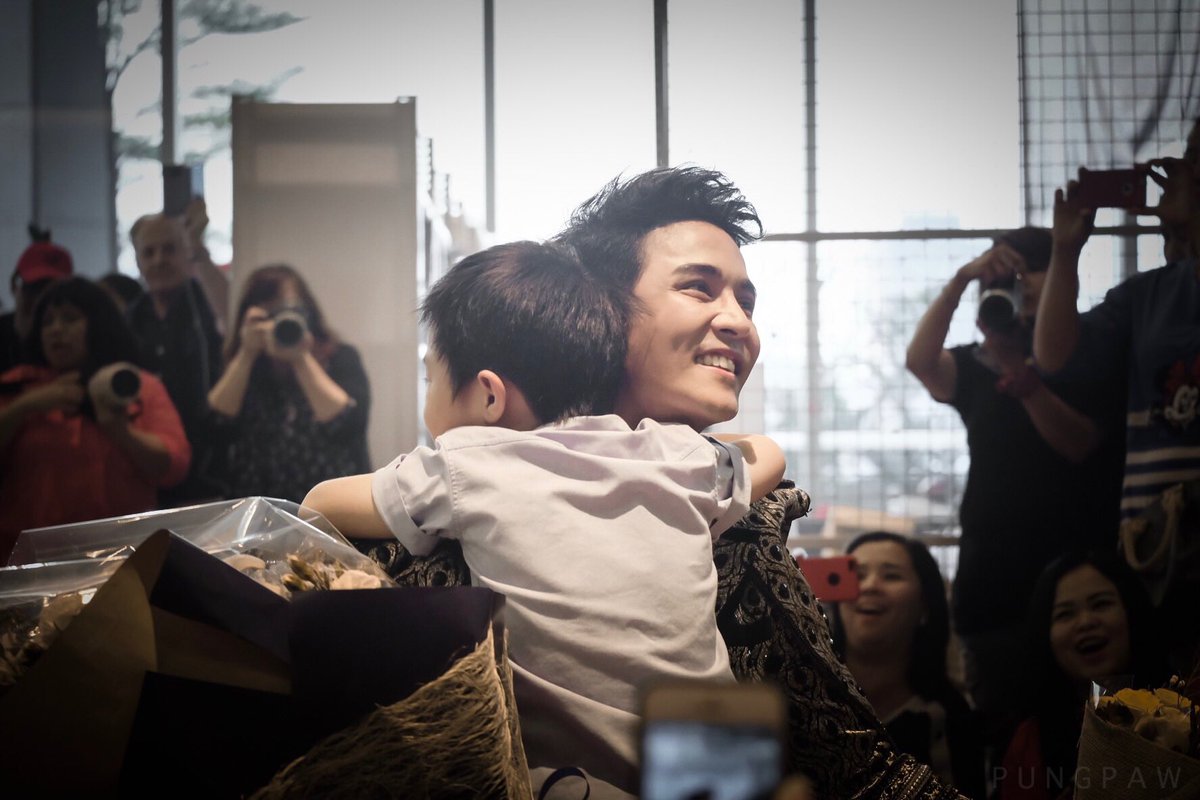 pung_paw's tweet photo. แม้จะย้อนแสงขั้นสุด ก็ไม่สามารถบดบังความอบอุ่น ความละมุน อ่อนโยนนี่ได��เลย...นี่ก็อยากเป็นเด็กๆไปกอดพี่บ้าง 555  #หน้ากากช้างดำ #gunnapat https://t.co/0vrV0V1nHd