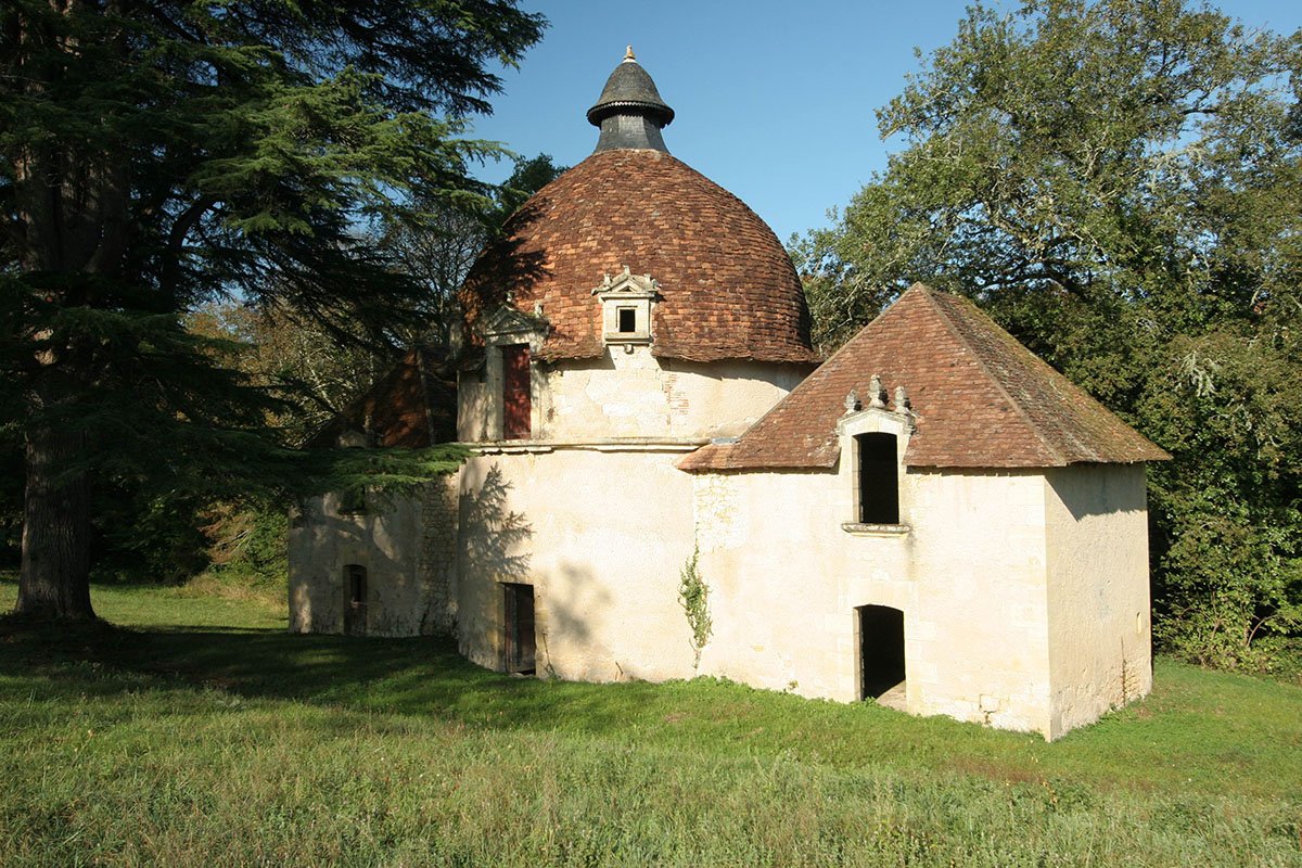 They were both status symbols and highly practical agricultural tools: pigeons and horses are after humans the only two species of to be honored with proper architecture of their own: a distinct and complete typology with foundation, walls, and roof.