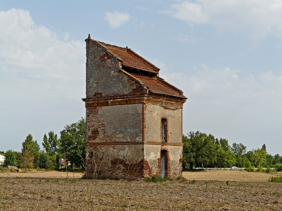 Just like urban architecture, dovecotes could be made out of any material: wood, half-timbered with cob infill, wattle and daub, cut stone, fieldstone, brick etc. For roofs slate, copper, shingles, thatch, or tiles. Combinations were common, and often matched the manor or castle.