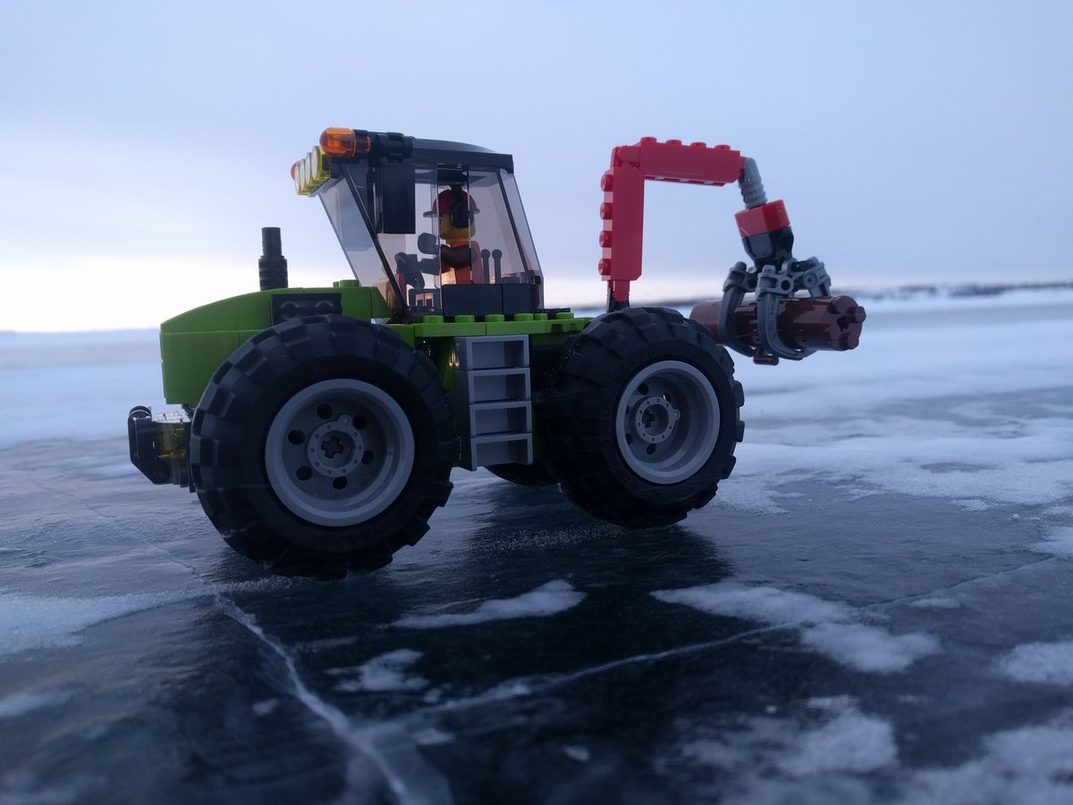 ducksdonottweet's tweet photo. Ice road logging. #lego #yellowknife #yzf #iceroadfun #nwt @LEGO_Group https://t.co/Ok4wPjvJW5