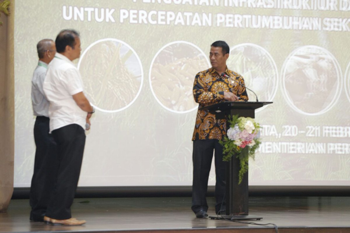 kementan's tweet photo. Mentan menyampaikan agar kita tetap optimis kedepan melihat potensi besar yang ada di Indonesia @KSPgoid #Kerja3rsama #KesejahteraanPetani https://t.co/4bbDoLM09B