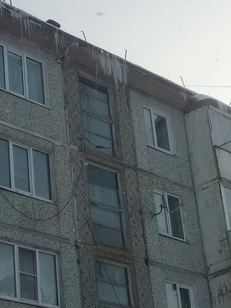 <a href="/mirvenev/">Мирный житель</a> <a href="/Tularegion71/">Правительство ТО</a>  г. Венев мкр. Южный дома 20-21 огромные сосульки УК ждет когда сами упадут! И так по всему Южному! Вроде штраф в 300 тысяч, может наложить на них, будет быстрее убирать!