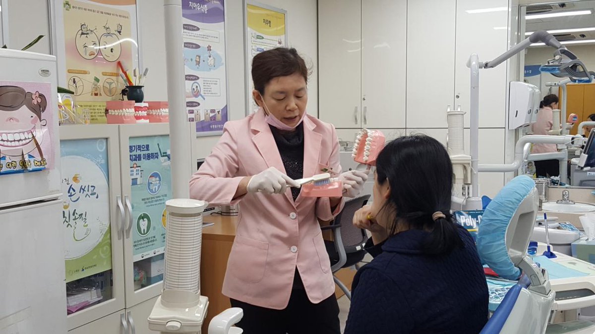 중원구보건소 구강보건실에서는 20~27주 등록 임산부에게 진행하던 "임산부 스케일링"이 2018년부터  "임산부 구강건강관리" 프로그램으로 새롭게 다가갑니다. 
"임산부 구강건강관리"는 구강검진, 올바른 칫솔질 교육, 전문가 치면세균막관리 등의 내용으로 진행됩니다. ^^