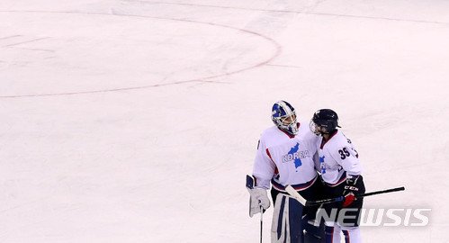 여자 아이스하키 남북 단일팀의 뜨거운 여정이 막을 내렸습니다.

감동의 27일을 선사해준 단일팀 선수와 감독, 스텝 모든 분들께 진심으로 감사의 인사를 드립니다.

#평창동계올림픽 #남북단일팀 #수고하셨습니다 #감사합니다