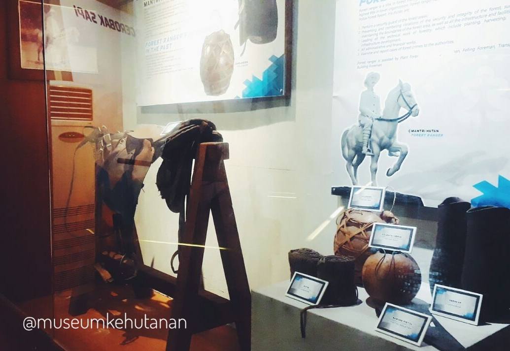 museumkehutanan's tweet photo. γPeralatan Mantri Hutan Jadulγ
#museumkehutanan #ayokemuseum #jagawana #mantrihutan #forestranger #alatkehutanan #forestrytools #forestrymuseum #forestry #koleksimuseum #jadul #old #kementerianlhk #klhk #wisatamuseum #wisataedukasi #enjoymuseum #enjoyjakarta https://t.co/z9zEisUexU