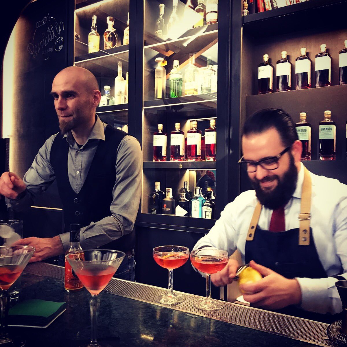 Gran día hoy en la puesta de largo de @bonanto_aperitivo! Y el plus de que después de más de 10 años de conocernos y varios proyectos en conjunto nos damos cuenta que nunca habíamos compartido barra!Siempre un placer, por muchas más <a href="/negroniman/">Sanks</a>  #bonanto #aperitivo #ilikethisgame