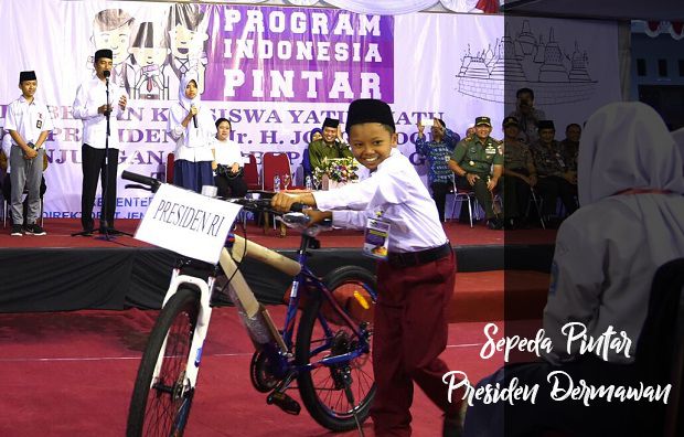 santrikiai's tweet photo. Semasa kuliah, saat Workshop Penelitian Sosial di kampus, peneliti senior CSIS J Kristiadi mengatakan bhwa "Menulis itu ibarat naik sepeda. Tak cukup dengan teori. Mesti praktik. Jatuh-bangun sampai akhirnya bisa dan mahir." #filosofisepeda #SepedaJokowi #JokowiMembangunIndonesia https://t.co/np7cQYRwV4