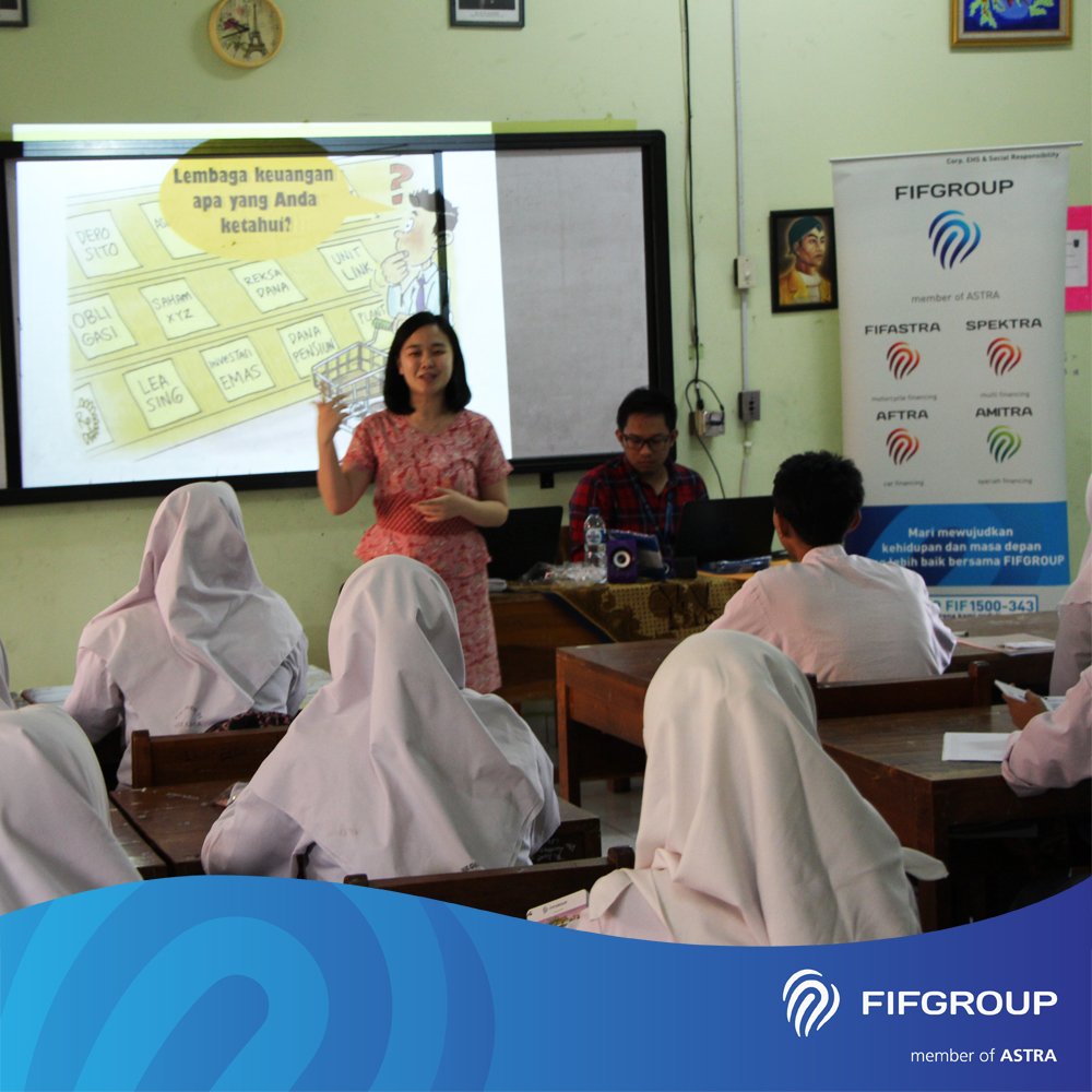 FIFCLUB's tweet photo. Salah satu bentuk kepedulian FIFGROUP terhadap pendidikan anak Indonesia salah satunya diwujudkan dengan pemberian Jaminan Sosial FIFGROUP Mengajar.
#FIFGROUPeduli #CSRFIFGROUP #SatuFIFGROUPBagiNegeri #SatuIndonesia https://t.co/Jo0bxgPElo