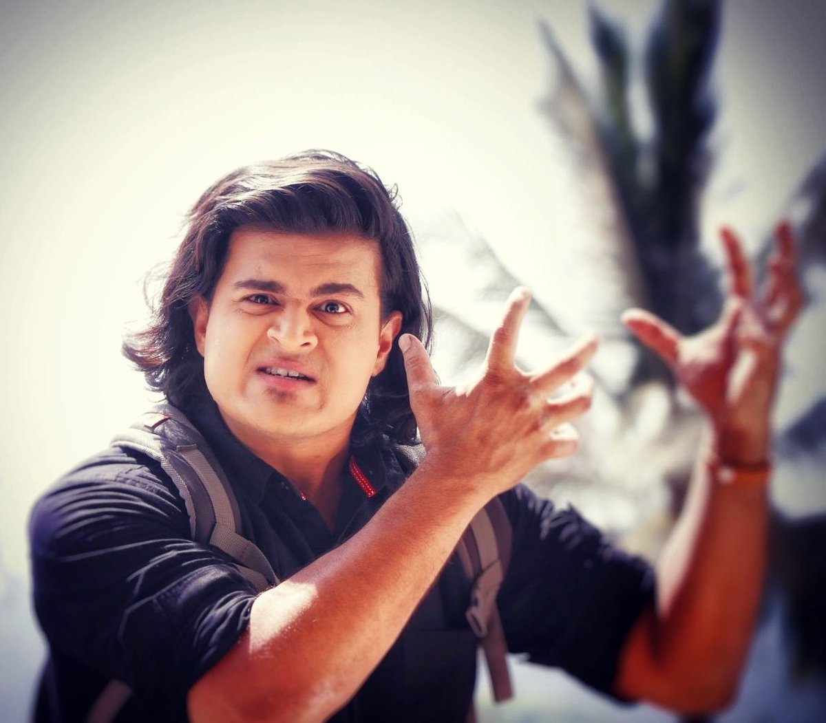 ashish joshi on twitter wonder what i m doing here am i 1 complaining about the sun 2 trying to catch a fly 3 trying to pose as hulk hogan or something else twitter