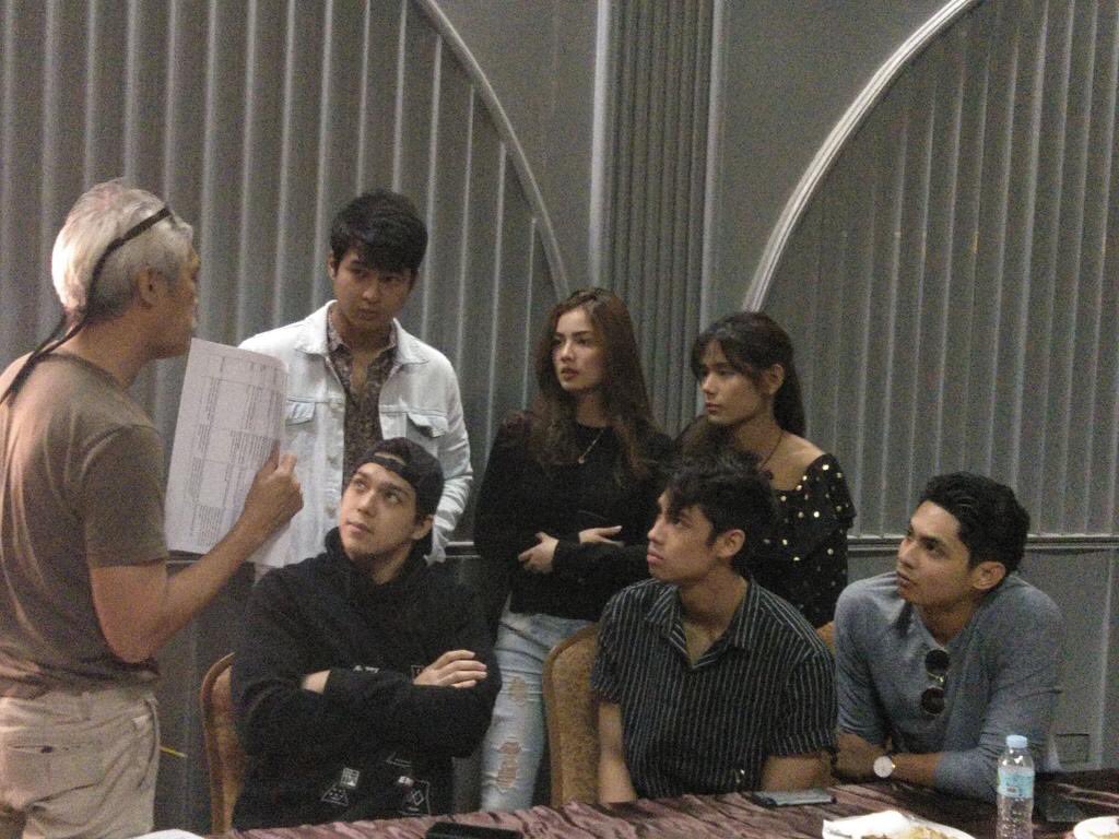 devonsupporter's tweet photo. Thank you so much po @DirekJoey @RegalFilms for including our @devonseron17 as one of the Cast.
Congrats love, looking forward na kami sa bagong blessing mo.
#WalwalMovieStoryCon
#WalwalMovie

Credit https://t.co/eMWKD0Fr63