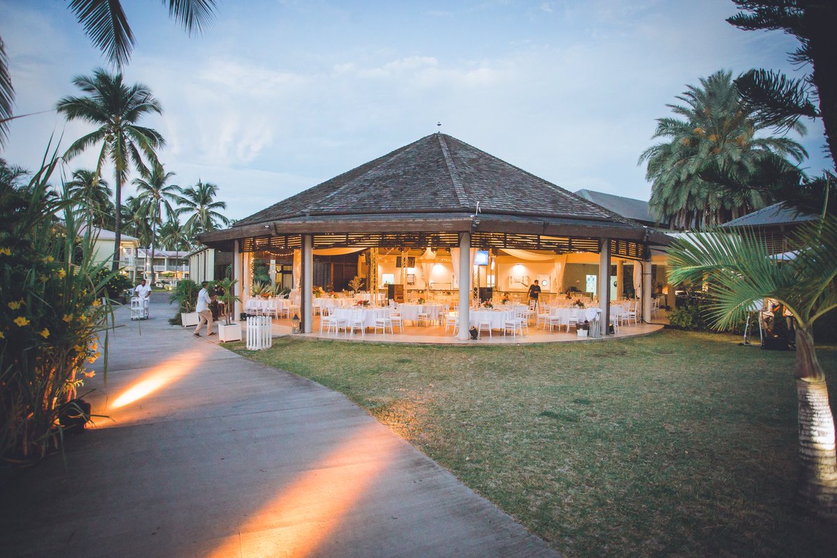 HotelLeRecif's tweet photo. L’hôtel le Recif met tout en œuvre pour le meilleur jour de votre vie... 📸 ollie g photographies 💒 décoration : la deco de camille #wedding #weddingplace #hotellerecif #flowers https://t.co/OQzAuGIS2F