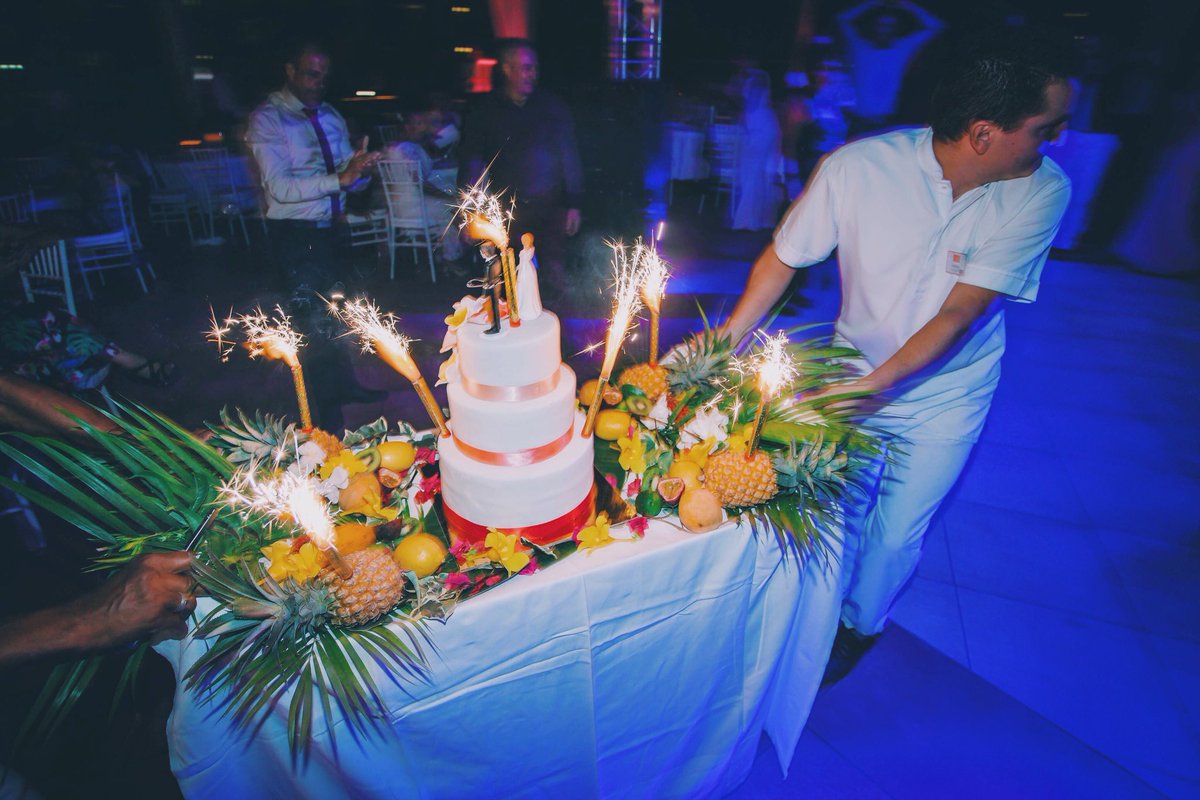 HotelLeRecif's tweet photo. L’hôtel le Recif met tout en œuvre pour le meilleur jour de votre vie... 📸 ollie g photographies 💒 décoration : la deco de camille #wedding #weddingplace #hotellerecif #flowers https://t.co/OQzAuGIS2F