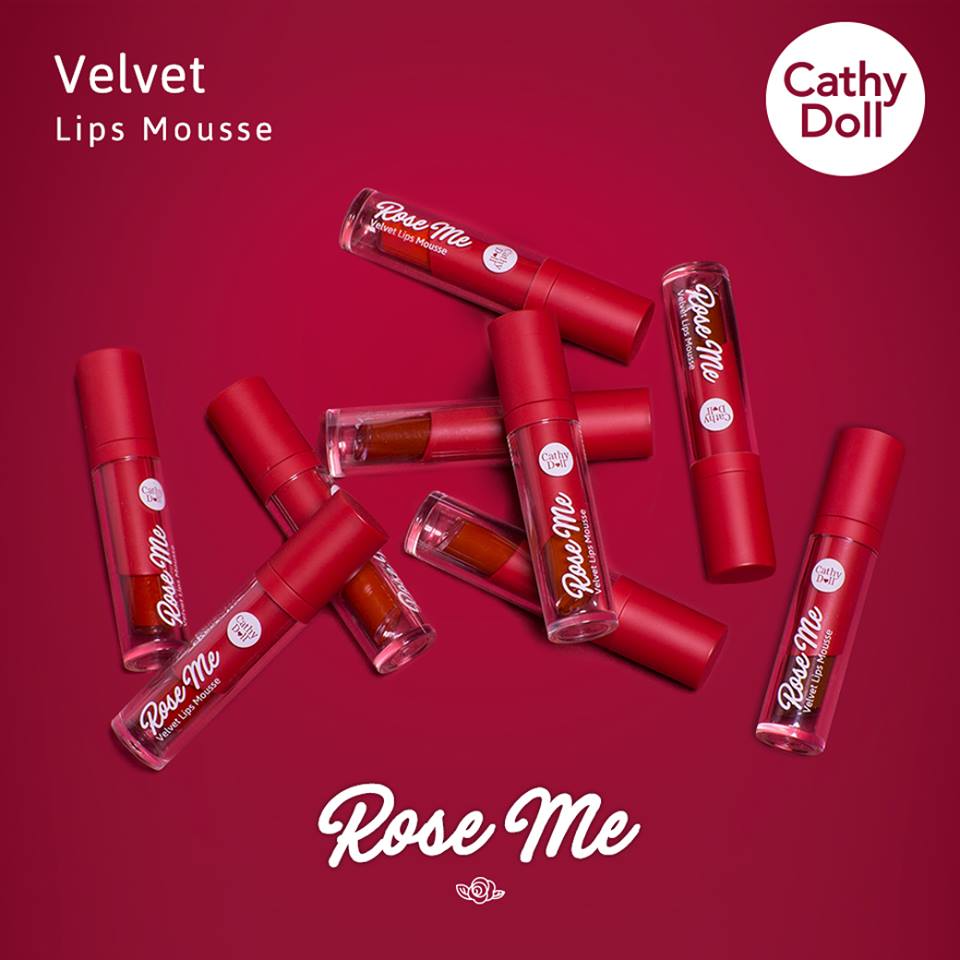 Karmartsclub's tweet photo. NEW‼️#CathyDoll​ #RoseMe Velvet Lips Mousse (4g ราคา 195 บาท) ลิปเนื้อมูสสุดเนียนนุ่ม ที่เจือไปด้วยกลิ่นหอมของดอกกุหลาบ เนื้อลิปมูสสีสวยสดชัด เกลี่ยง่าย ไม่แห้งแตก ไม่ตกร่อง เติมเต็มร่องปากได้อย่างเนียนสนิท 🌹โดยมีให้เลือก 10 เฉดสี https://t.co/PdXjDY0r7X