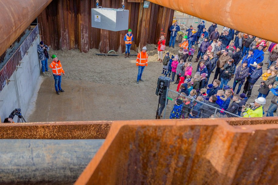 Onze filmer Yehudi Arnold en oud-Amelander maakt de videoverslagen van het project. Hij was ook bij de plaatsing van de #tijdcapsule en legde de gebeurtenis vast. <a href="/wetterskip/">Wetterskip Fryslân</a> @JansmaDrachten <a href="/HerikSliedrecht/">Van den Herik</a> youtube.com/watch?v=vaGu6w…