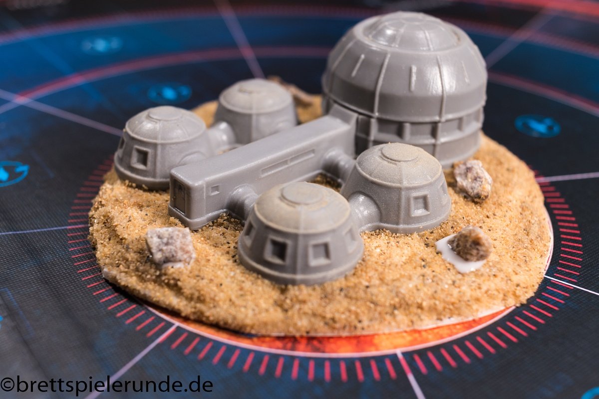 Wenn man sich am Montagabend  lieber das Spielmaterial von #firstMartians anschaut und sich denkt:"Das ist doch pimpbar.", statt ins Bett zu gehen. Dann ist einem nicht mehr zu helfen. Schritt 1 Basegestaltung abgeschlossen. Als nächstes wird grundiert. <a href="/trzewik/">Ignacy Trzewiczek at Portal Games</a> <a href="/PortalGamesDE/">Portal Games DE</a>