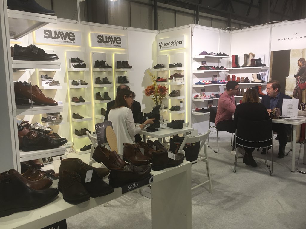 shoesbysuave's tweet photo. Final day to see our #aw18 collection @ModaExhibitions. Jeff, David and Andrew from @SuaveShoesUK on stand B28 in Hall 17. #Naturallycomfortable #shoes #Boots for #women https://t.co/A7obigbJWh