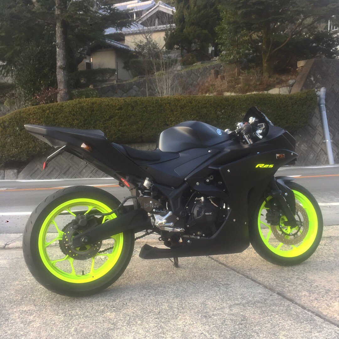 bellwoo48079396's tweet photo. 俺のr25、控えめに言ってもカッコイイわ〜🤤⚡️
#YAMAHAが美しい 
#yzfr25 
#r25
#streetcustom
#bellwood https://t.co/qQIqUFsQTH