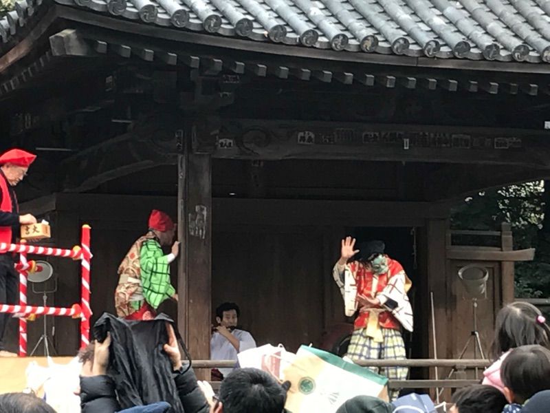 hatoyamataro's tweet photo. 投稿が��くなりましたが、節分祭にてご奉仕させていただきました。私は母がハーフですので、少々外国人のような風貌なのですが、烏帽子がなかなか似合うとお褒めいただきました。鬼役の方の、豆をぶつけられ退散する動きがお見事でした！ https://t.co/RpqSfF7W7V