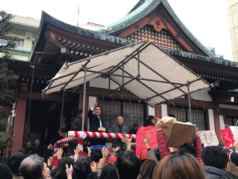 hatoyamataro's tweet photo. 投稿が��くなりましたが、節分祭にてご奉仕させていただきました。私は母がハーフですので、少々外国人のような風貌なのですが、烏帽子がなかなか似合うとお褒めいただきました。鬼役の方の、豆をぶつけられ退散する動きがお見事でした！ https://t.co/RpqSfF7W7V