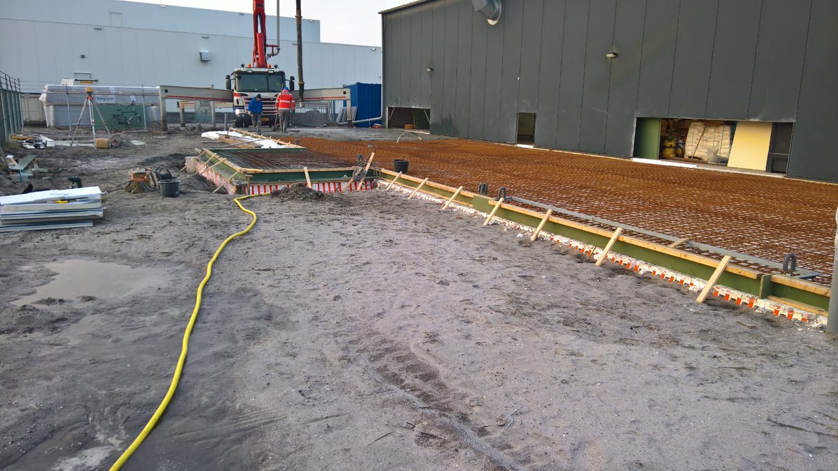 Frankema_NL's tweet photo. #Betonstort te Urk, ca. 185 m2 buitenvloer monolith afwerken i.o.v. @DeZeewering, m.m.v. @NbcLeek &amp; @BMN_NL. https://t.co/NIVFhMZZ6e
