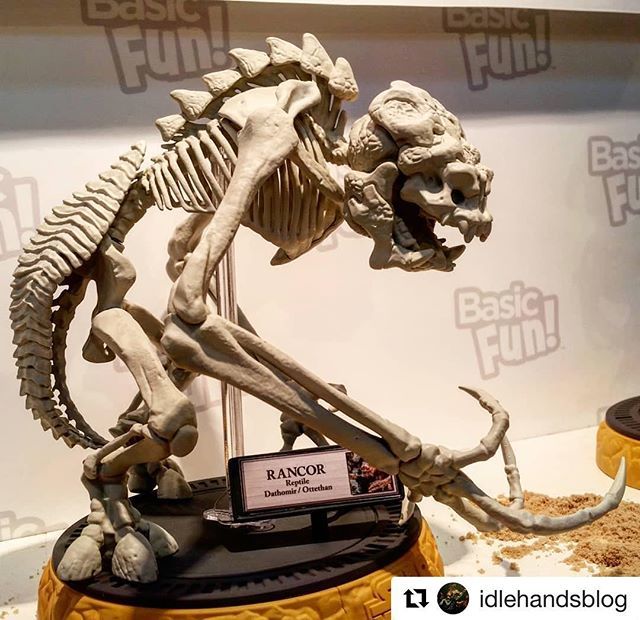 FanthaTracks's tweet photo. NEW from @unclemilton
Full video on our Facebook page #Repost @idlehandsblog with @get_repost
・・・
My new favorite thing in the world. RANCOR SKELETON!! #unclemilton #toyfair2018 #basicfun #toys #starwars #skeleton #nytf https://t.co/YuLbDZ83nI https://t.co/EbEzVClIOX