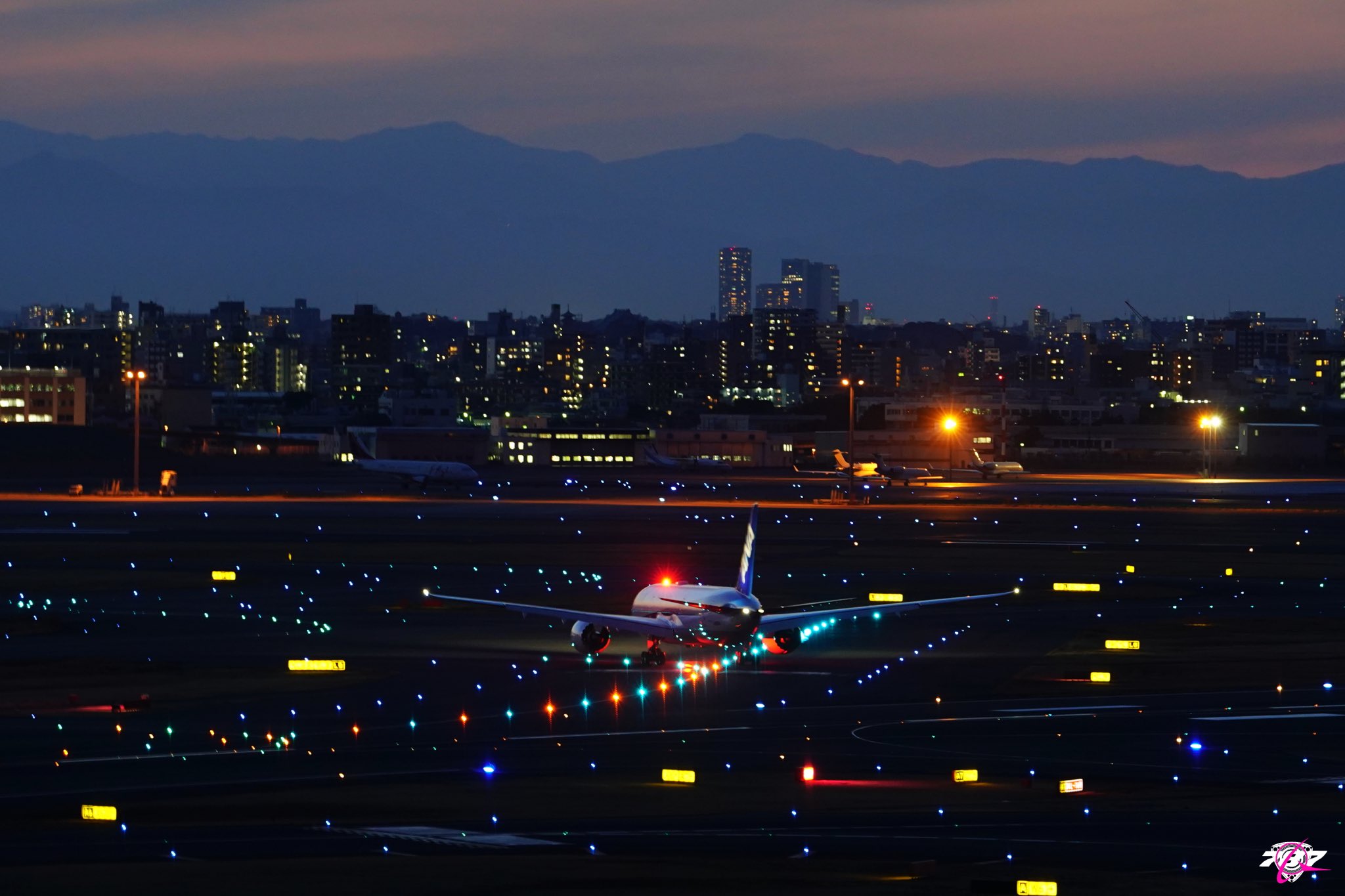 Ms 夜の空港デッキ キラキラ宝石のようにきらめく滑走路と 空を旅するヒコーキの織り成す心温まる情景が 眼下に広がっている 大切なひとと ずっと一緒に眺めていたくなる そんな場所 Boeing787 Dreamliner ソラマニ ヒコーキ Ana 羽田