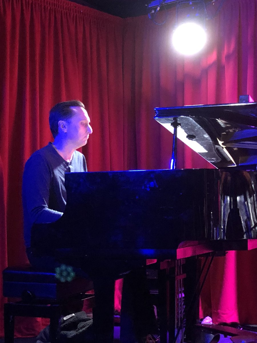 Dan57Thom's tweet photo. Jazz greats @DaveTullJazz & #RebeccaKilgore were #fantastic together tonight @UpatVitellos #LA #JazzScene w/ @TomWakelingBass #JoeBagg #piano. @DaveTullJazz #NewAlbum #TextingAndDriving release soon! #Proud #ExecProd! https://t.co/ET9MOGJnYJ